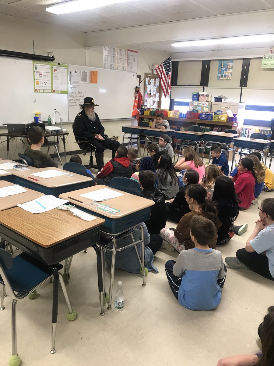 santonelli30's tweet photo. We had a week full of gues readers for #ReadingWeek2018 include myself on mix match day! What a great experience for students to hear stories from all community members @WarwickSchools #readingrocks https://t.co/M5Vrqt1bFq