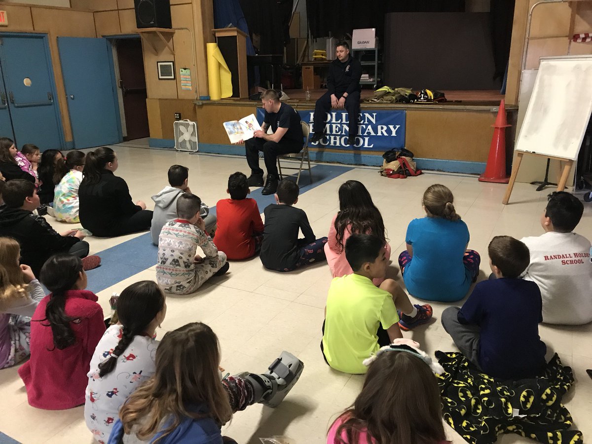 santonelli30's tweet photo. We had a week full of gues readers for #ReadingWeek2018 include myself on mix match day! What a great experience for students to hear stories from all community members @WarwickSchools #readingrocks https://t.co/M5Vrqt1bFq