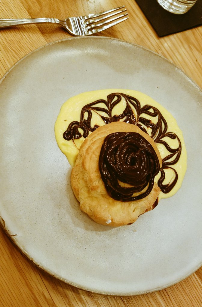 LoserMLW's tweet photo. Dessert after a wonderful dinner with @dishkitty - eclair with scratch-made custard and chocolate sauce.
#sogood #sobadforme https://t.co/7qE4S3RDiV