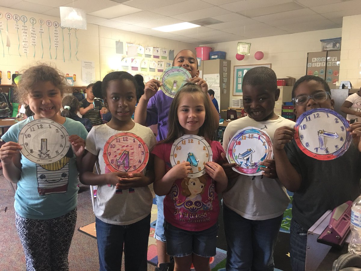 MrsSandersClass's tweet photo. We made our own clocks today to help us practice telling time to the half hour! #timeunit @PontiacElem https://t.co/gYPuPu5a3g