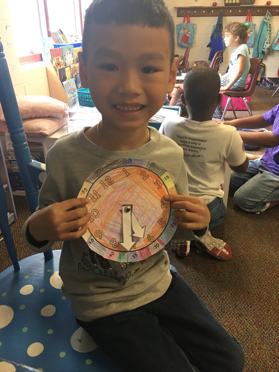 MrsSandersClass's tweet photo. We made our own clocks today to help us practice telling time to the half hour! #timeunit @PontiacElem https://t.co/gYPuPu5a3g