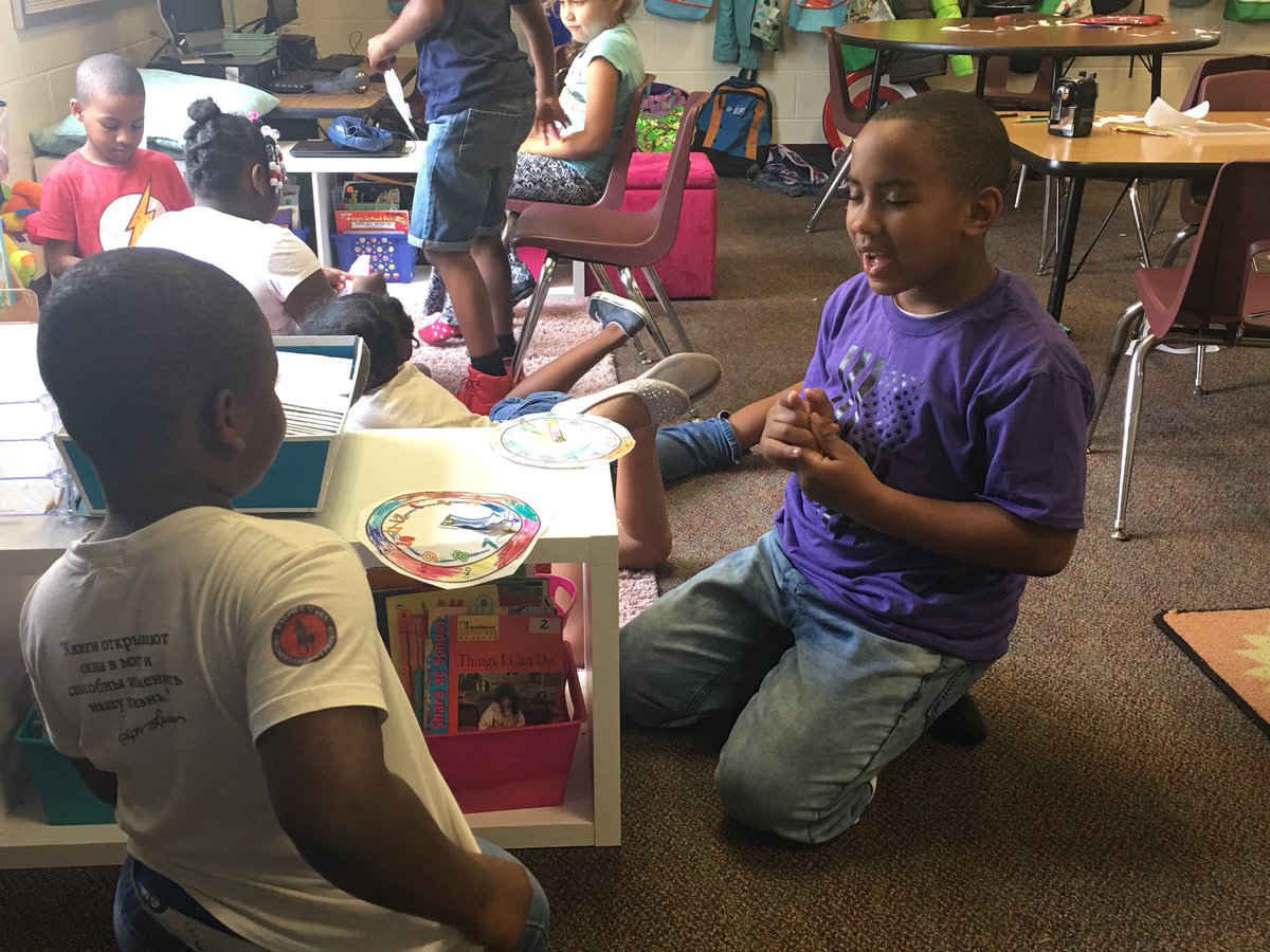 MrsSandersClass's tweet photo. We made our own clocks today to help us practice telling time to the half hour! #timeunit @PontiacElem https://t.co/gYPuPu5a3g