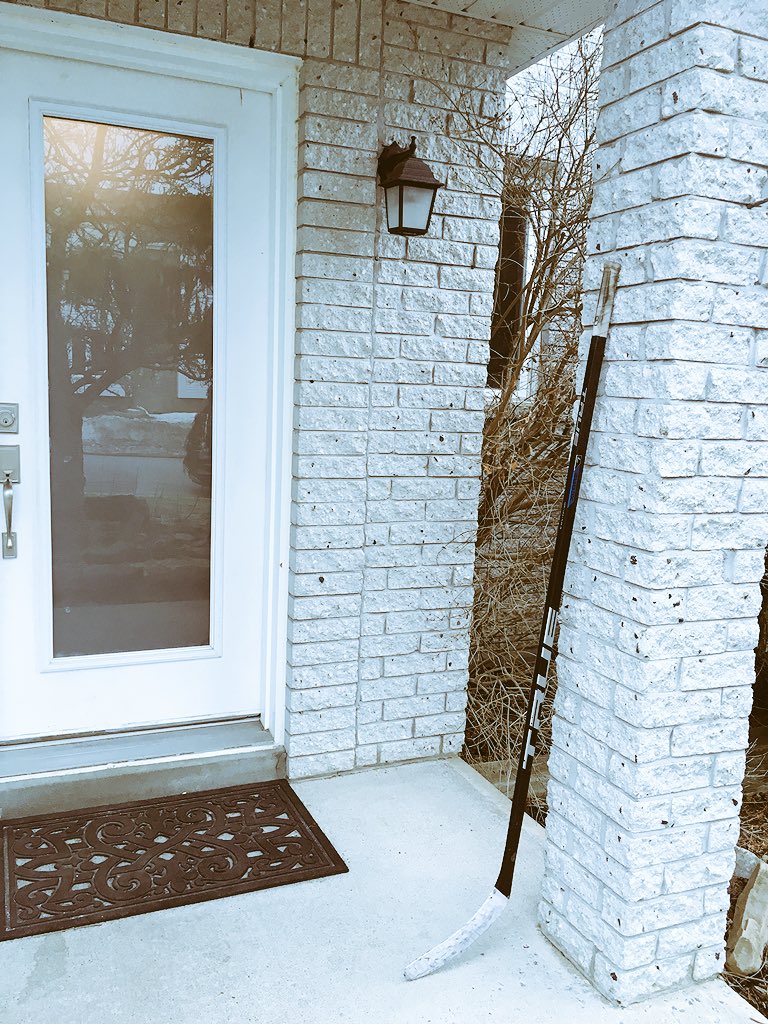simonjoly8's tweet photo. #SticksOutForHumboldt #HumboldtBroncos https://t.co/j4NKLCnkOc