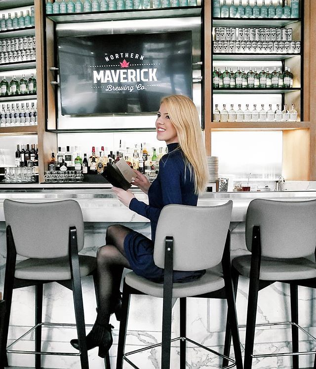 CarolynaBauer's tweet photo. After some Friday shopping, it's time for some 🍸🍤 The food here is seriously delicious! Excited to start the weekend! What are you all up to tonight? || 💢Y despues de unas compritas, a tomar algo 🍸 Feliz finde chicos! 😙😙 @northernmaverickbrewing https://t.co/LDUouRybd2 https://t.co/QpLaKghWND