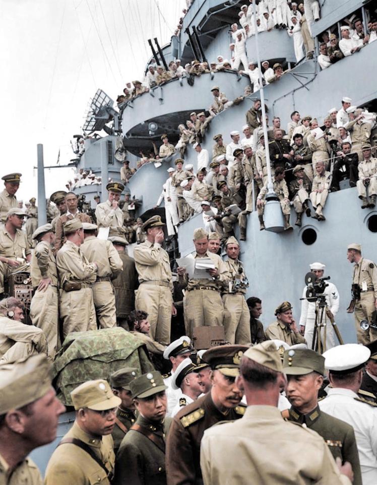 BarbaraPAuthor's tweet image. September 1945: Spectators from all over the world pick vantage positions on the deck of the #USSMissouri, in Tokyo Bay, to watch the #JapaneseSurrender ceremony marking the end of #WorldWarII . 

#WW2 #History