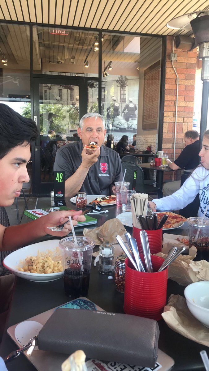 bobbyfredsquote's tweet photo. “ I ordered A whole pizza for myself my wife is going to kill me don’t tell her” https://t.co/EOvFbntd12