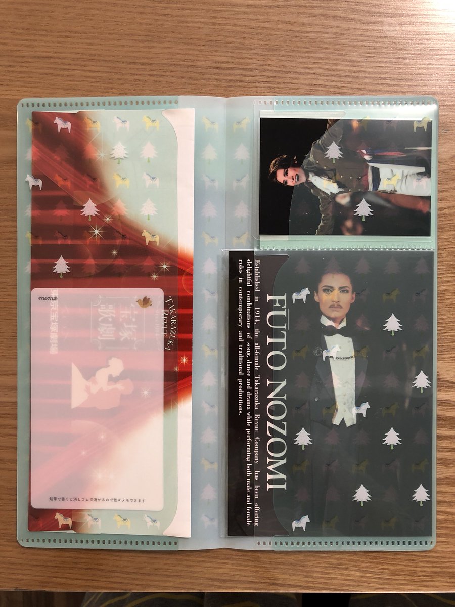 圧 使いやすいチケットファイルをずっと模索してたんだけど Amazonですごい便利なチケットホルダーを手に入れた これで チケット 宝塚の封筒ごと ポケカレ 会員証も ポストカード 本来はパスポート入れ笑 が分けて収納できる 入り出にも便利セット