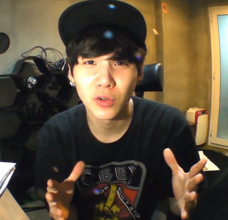 yoonmlned's tweet photo. you know yoongi is passionate about something when his hands: go up and his pout talking: is activated https://t.co/dXJJi1Km46