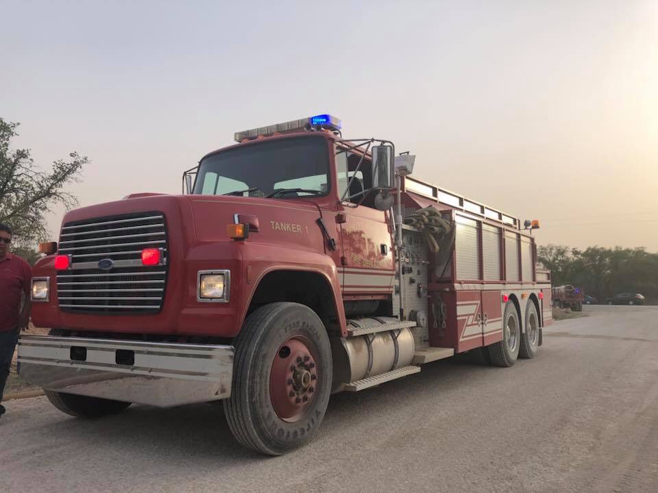 FOX15Abilene's tweet photo. GRASS FIRE update from Hawley, Tx: Our @eresendiztv is on the scene, make sure to tune in tonight at 10 for updates #335fire #txfire https://t.co/AQ1N7xTgfS