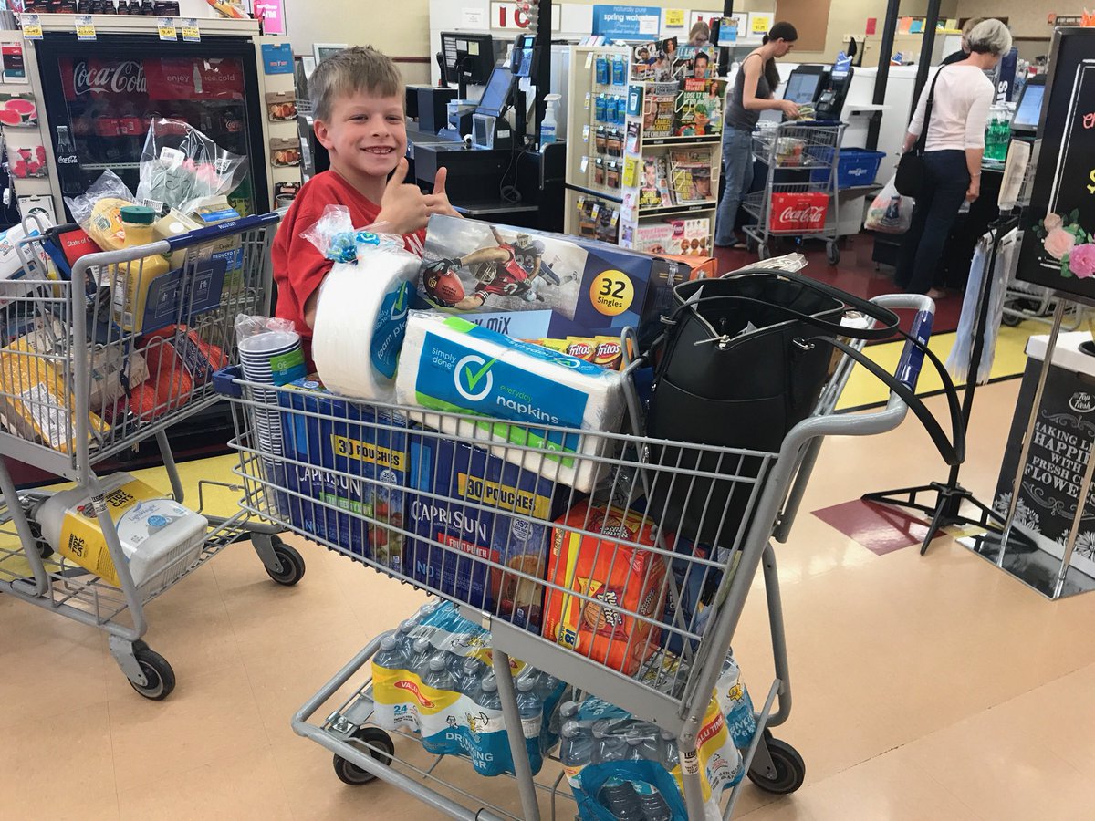 Kicking off a week of giving. Thanks <a href="/FoodCity/">Food City</a> for feeding our volunteers! Excited to spend time with <a href="/centrohispanotn/">Centro Hispano TN</a> and share @MuseofKnoxville with them tomorrow. #ComcastCaresDay