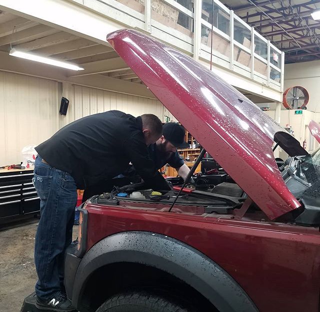 KingsCrossAuto's tweet image. Sometimes all it takes is a little team work.... and a stool. ift.tt/2IUE3xn