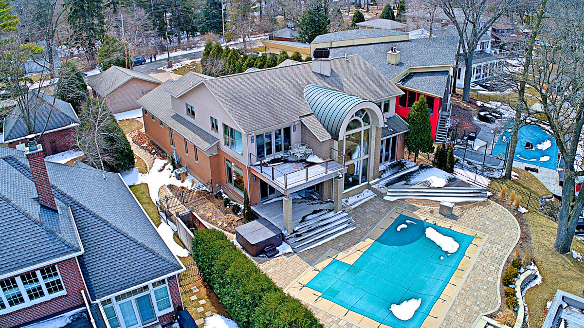 InteractiveAVI's tweet image. What a beautiful home!
#Lakefront #DronePics #Aerialfootage #InteractiveAviation