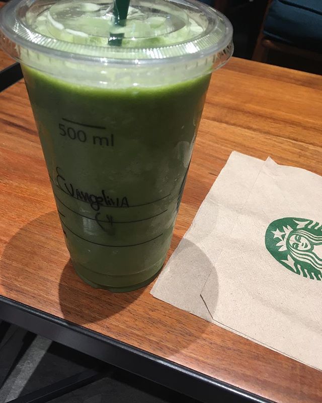 DraColmillo's tweet photo. El sabor de temporada... “Avocado frapuccino”..... ¡No se crean es bromi! 😝 #greenteacream #starbucks https://t.co/7Pj2VZoU8a https://t.co/ozC7IhWBzl