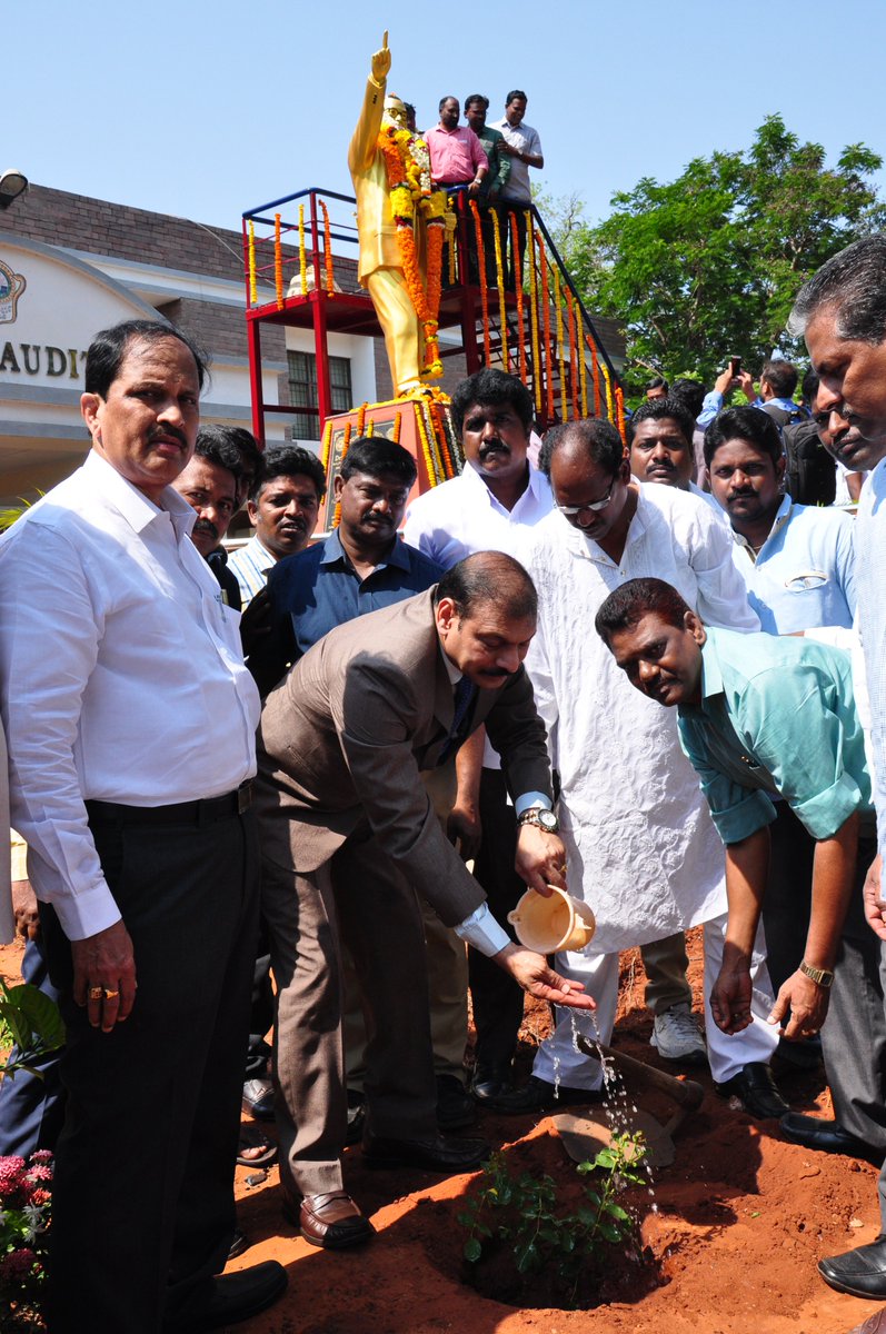 AUVC_OFFICIAL's tweet photo. 127th Birth Anniversary of the Architect of Indian Constitution, the Man of Era, Dr. Bhimrao Ramji Ambedkar, is celebrated in Andhra University on 14 April 2018. https://t.co/INwaCLs6dw