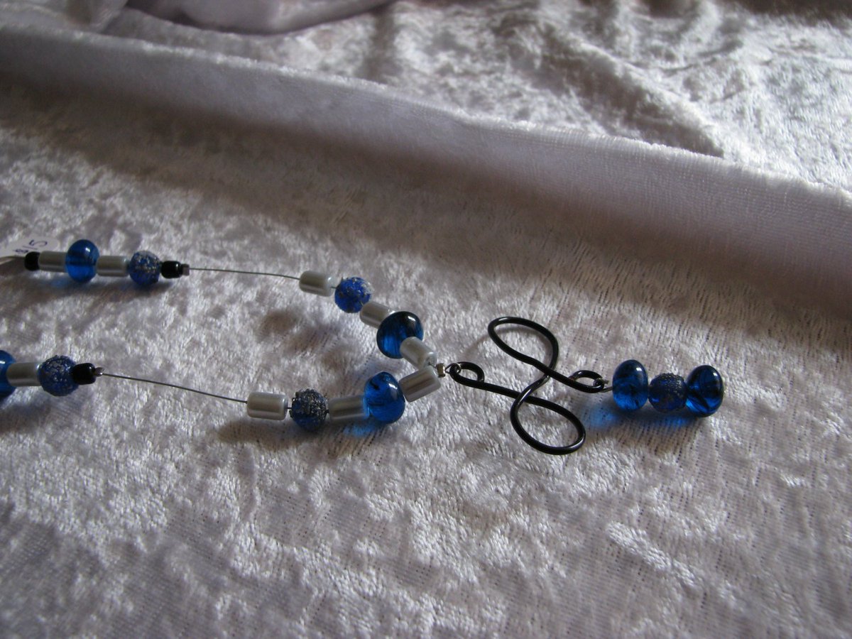 randomjewelry's tweet photo. Blue and Silver Necklace with Wire Pendant https://t.co/ehITd13365 #shoplocal #handmade #RandomJewelry #Etsy #BlackWirePendant https://t.co/fVxJJWqKTe