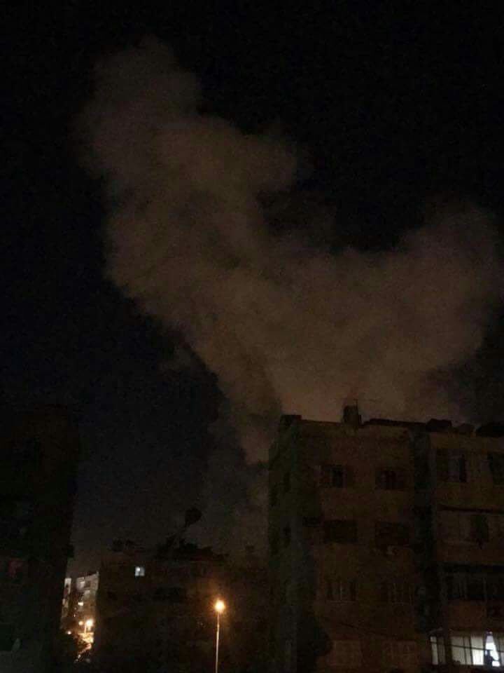 nationafr's tweet photo. Macron a donc décidé de se joindre aux États-Unis pour frapper le régime d’Assad, sans aucune preuve. En plus de tuer des civils innocents, c'est là un immense cadeau qui est fait aux groupes terroristes qui en profitent déjà pour reprendre le dessus sur l'armée syrienne. #Syrie https://t.co/gloCMHRcR6