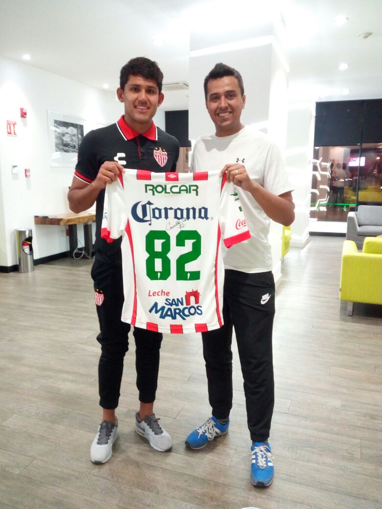 DCespedesH's tweet photo. .@ramses97c, gracias por la plática, breve pero muy a gusto. Y gracias también por el autógrafo en el jersey de tu debut con el primer equipo. ¡Mucho éxito y ojalá se repita! 🐥

#MisiónCumplida
#ConElRayoEnElCorazón https://t.co/A7gADIu4lQ