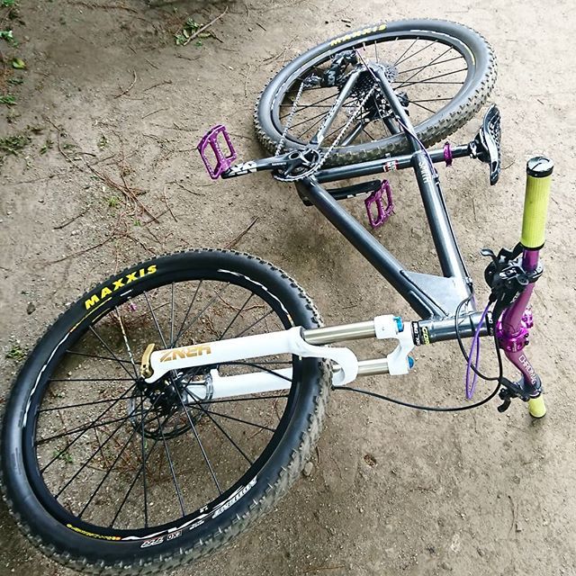 JunYamagishi's tweet photo. 午後からバンド練習なので、公園で朝練
#MTB #downhill #allmountain #freeride #enduro #trail #singletrack #techin #gs400 #CHRISKING #CHROMAG #shimano #SLX #sram #NX #mavic #crossmax https://t.co/GPsNw7RvmA https://t.co/ToSIMQ72Pm