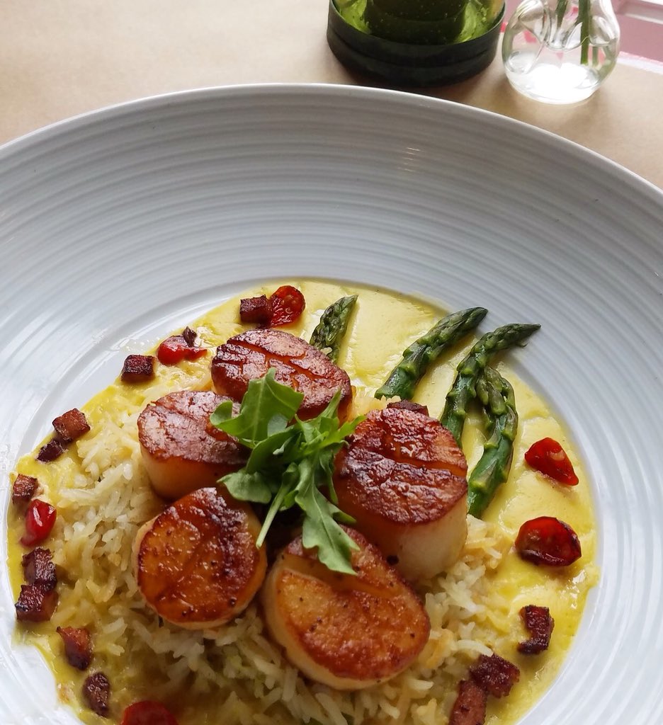 swredding's tweet photo. Cape cod seared scallops - on our specials board this weekend! Pan seared with chorizo, in a creamy corn sauce, cucumber rice, asparagus and peruvian sweet peppers #ctbites #cteatsout #newenglandfoodie #swredding #connecticutcomfort #connecticutmagazine #2018readerschoiceawards https://t.co/BvWP1DQuWG
