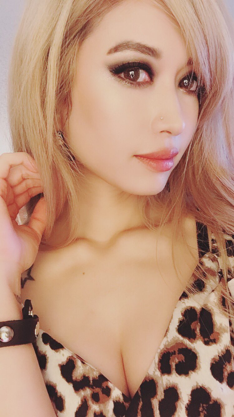 Have a great weekend 🖤 https://t.co/VmKC7Lk6aM