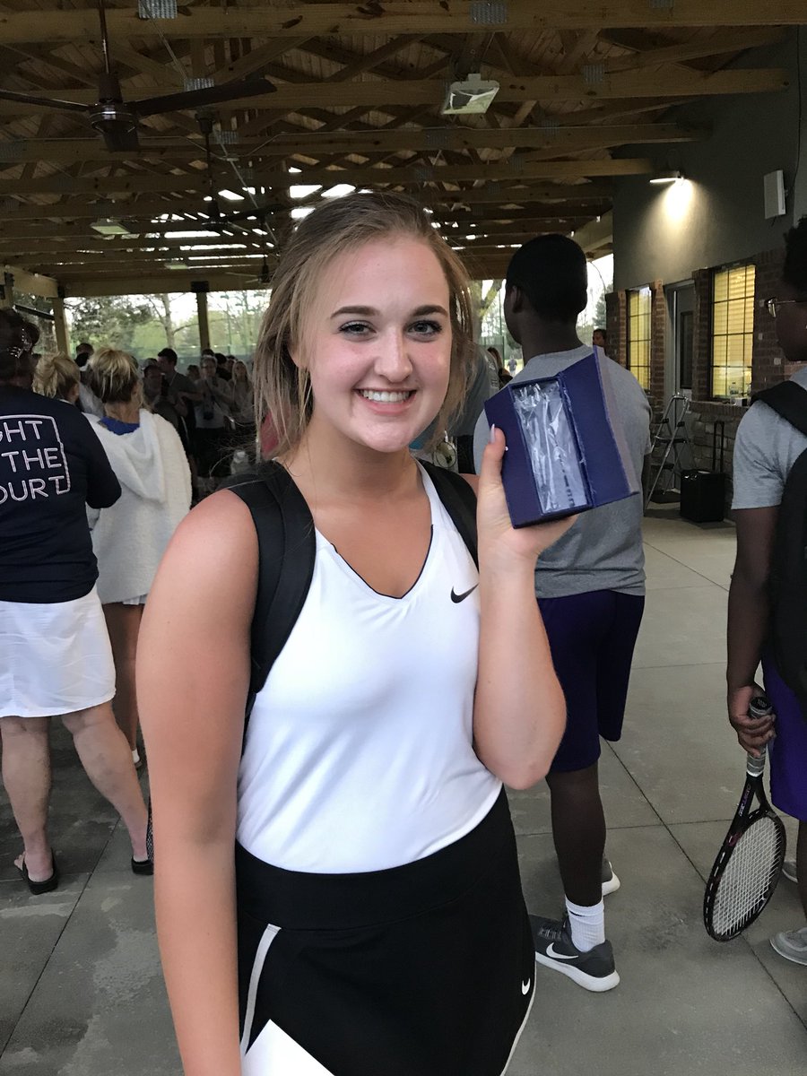 milantntennis's tweet photo. Abby said “It’s heavy”. She had 3 very good wins to earn that 🏆. https://t.co/q0rCNL9dt8