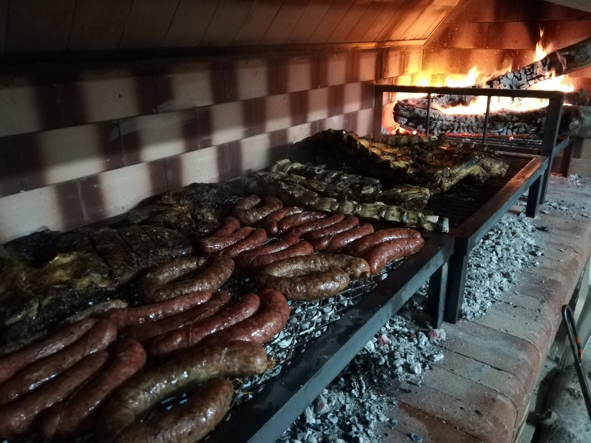 HANGARX's tweet photo. #OffTopic - Tranquilo el asado del @AeroclubAllen 😉 https://t.co/rrhE9cgpQJ