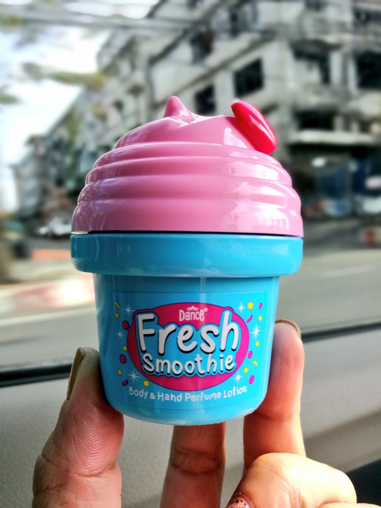CshareYshare's tweet photo. เจอของใหม่ใน #7elevenThailand โลชั่นน้ำหอม กลิ่นหอมมาก มี 2กลิ่น เราเลือกกลิ่น fresh smoothie ทาแล้วตัวหอม กระปุกเล็กน่ารักพกพาสะดวก ราคาแค่ 69บาทเท่านั้นเองจ้า #howtoperfect #baareview #บ้ารีวิว #ไว้รีวิวห้ามขายของโว้ยย #freshsmoothie #โลชั่นน้ำหอม https://t.co/wnsOaGUQrp