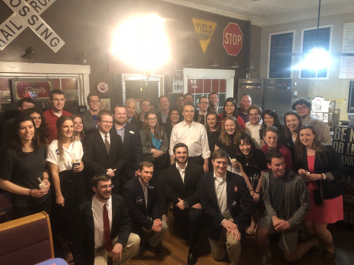 KansasCR's tweet photo. Thank you @GovJeffColyer and Ltg. Tracy Mann for hosting College Republicans from across Northeast Kansas for an ice cream reception after tonight’s GOP Gubernatorial debate! 

@BenedictineKS @crsatksu @KUCRs @WashburnCRs #ksleg https://t.co/6WRVDTTMVg