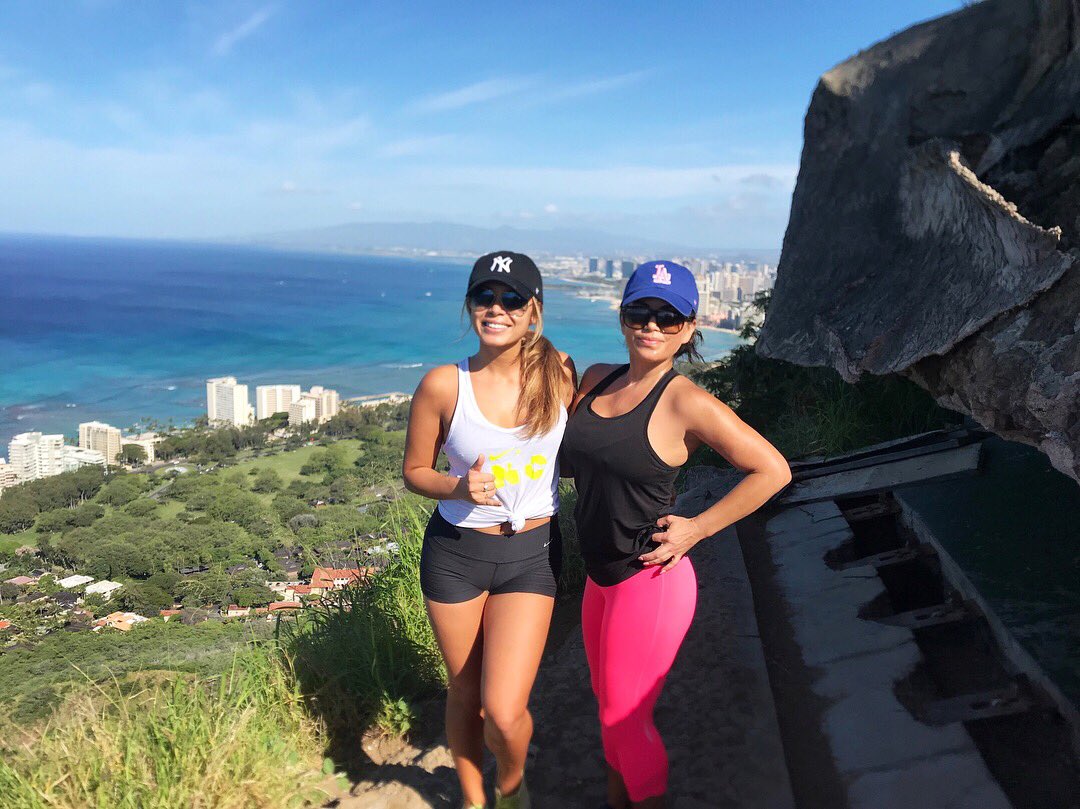 alyshadelvalle's tweet photo. Diamond Head 🌈 Beautiful day for a hike! @mikam_ #honeygirls #islandlove #aloha #girlfriends #wehike #808 #onelove https://t.co/EXYt9F612e