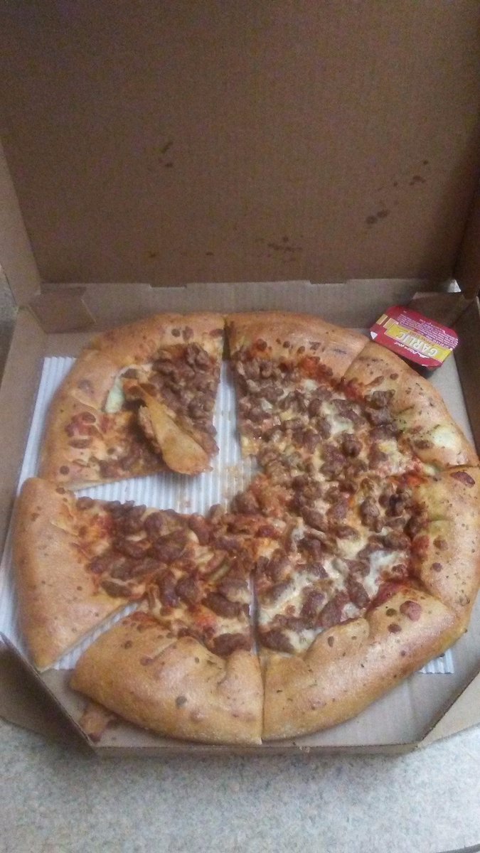 CheekyBoooo's tweet photo. @pizzahut I think the pizza we received tonight is scarier than Friday the 13th. 😞 https://t.co/K7Uk7Qtbd9