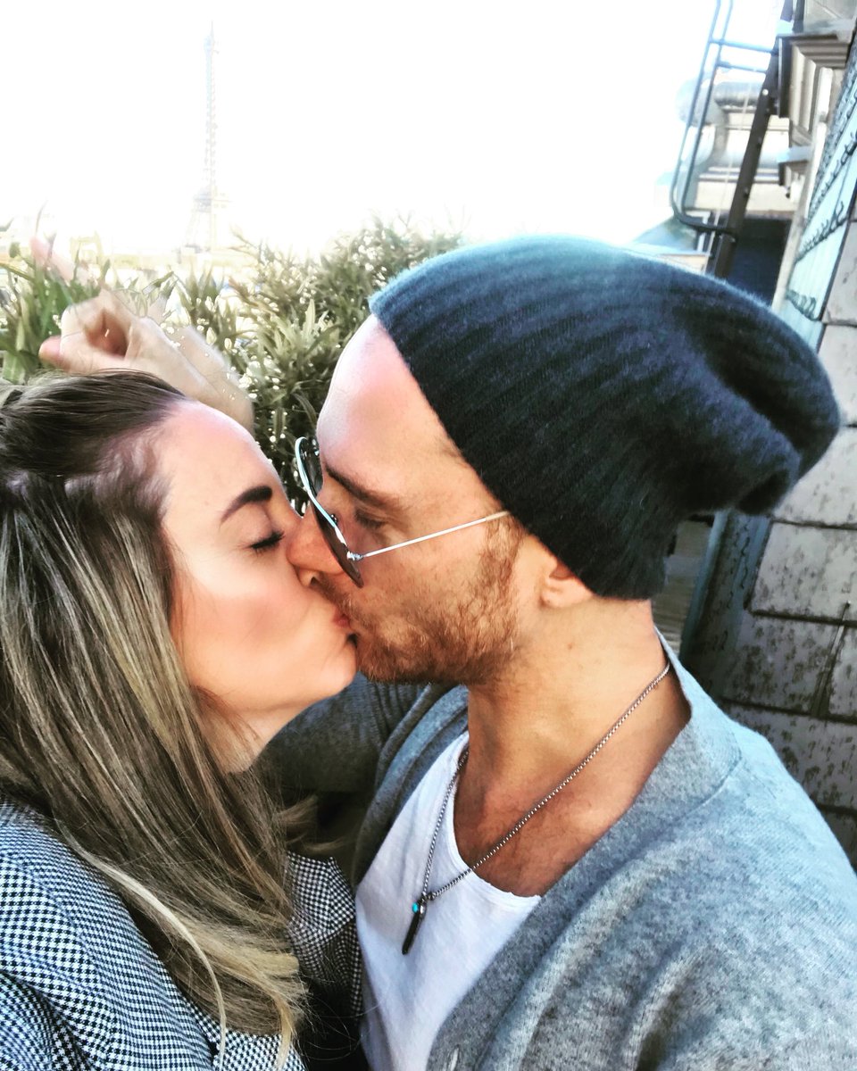 anaclauseldner's tweet photo. Por una mirada, un mundo; 
por una sonrisa, un cielo; 
por un beso... yo no sé 
qué te diera por un beso. https://t.co/gJ7pqa7CA2
