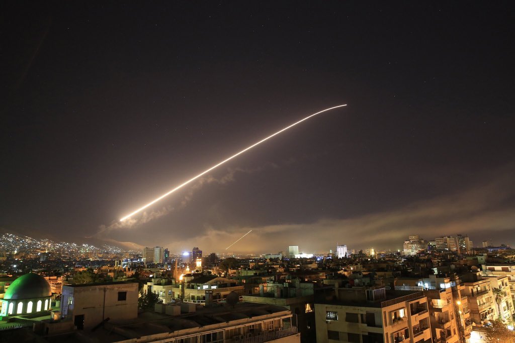 SarwanBarzani_'s tweet photo. The #Damascus sky lights up with surface-to-air missile fire as the #US, #UK and #France launched an attack on #Syria targeting Assad regime facilities early Saturday morning. https://t.co/FLctGj4haF