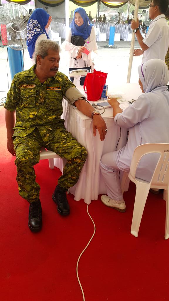 Rela_Jerantut's tweet photo. Retweeted RELA Malaysia (@relamalaysia):
#live Tn TKPO @kamarudin_rapig turut menjalankan pemeriksaan yang disediakan oleh Jabatan Kesihatan. #HUT46 #RELASetia4Negaraku https://t.co/X7ZFg1XtUX
