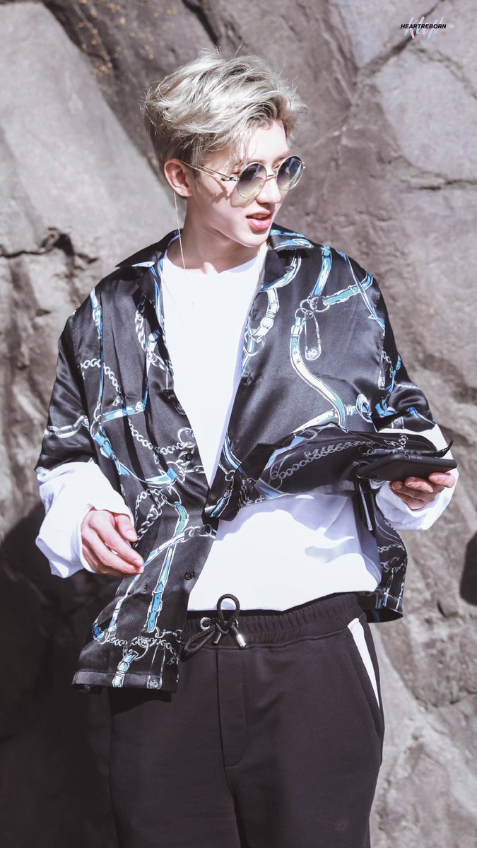 XUKUN_TH's tweet photo. 180414 คุนคุนที่Los Angeles วันนี้อาการดีขึ้นแล้วเลยออกมาเที่ยวเล่นกับเพื่อนๆได้~~💛

Cr.HeartReborn_蔡徐坤个站

#CaiXukun #IdolProducer
 #蔡徐坤 #ช่ายสวี่คุน #NinePercent https://t.co/ShbqPjNirW