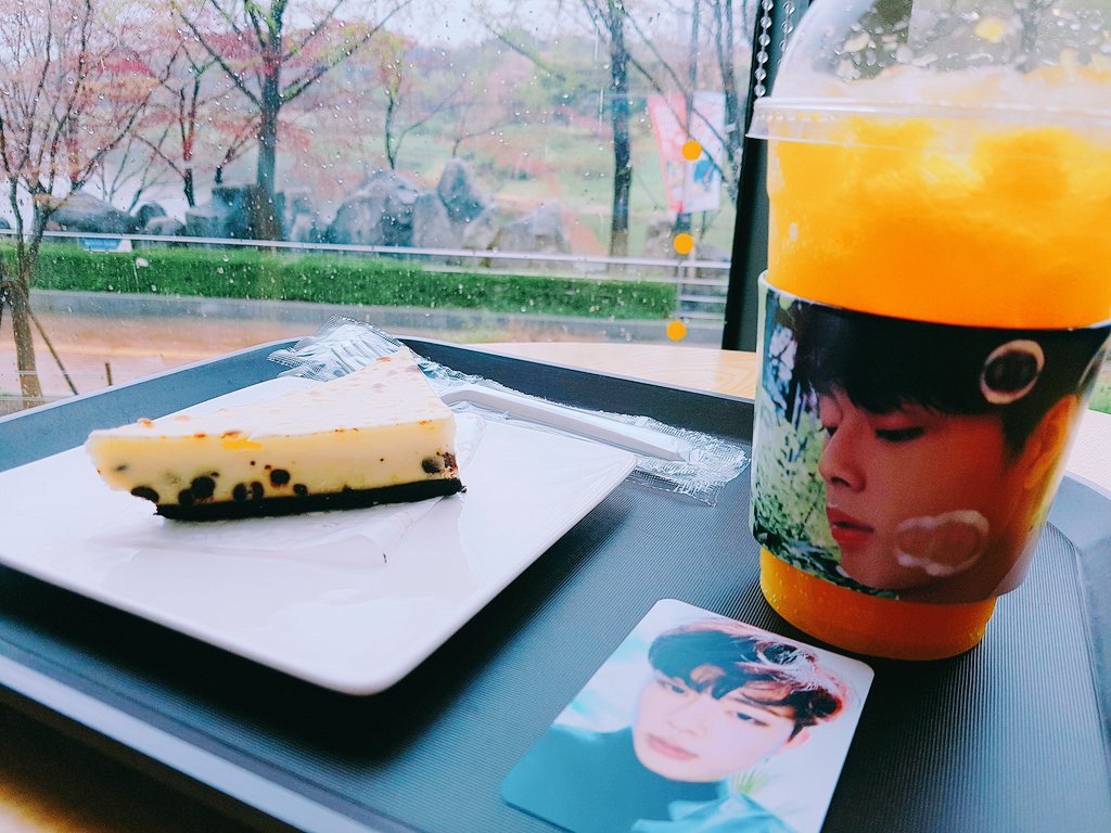 seonsuper's tweet photo. #유선호컵홀더_인증이벤트
#올림픽공원 #카페잇 #유선호

비오는 올림픽공원의 풍경과 함께 보는 선호 정말정말 예뻐요
이벤트해주셔서 감사합니다
@seeyooseon
#아마일등각 https://t.co/LRpxs3SXnF