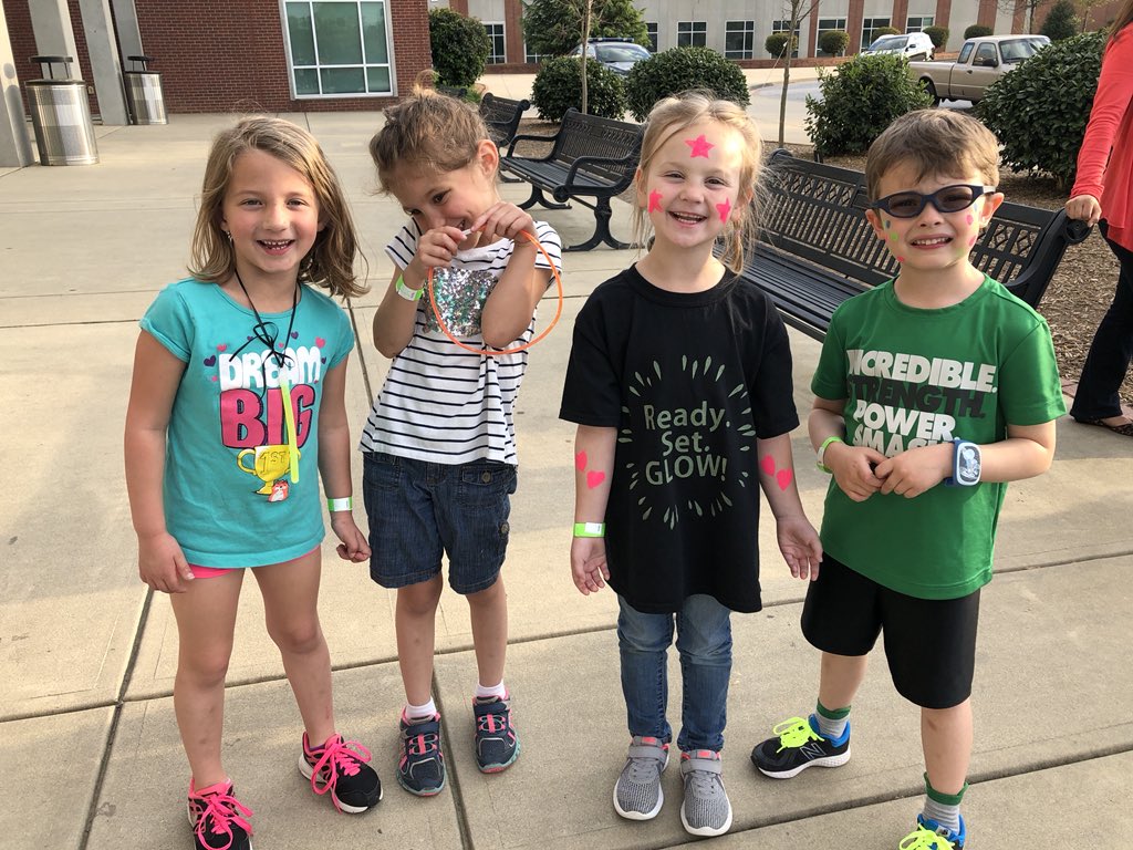 BrookeBPoe's tweet photo. Paris Glow Run was awesome!!!Thank you to our amazing PTA that helped make this night possible and thanks to all the families for coming out and supporting Paris! #glowrun2018 #itwasa14hourworkday #wortheveryminute #pariselementary @ParisPTA https://t.co/Afneyh89eO