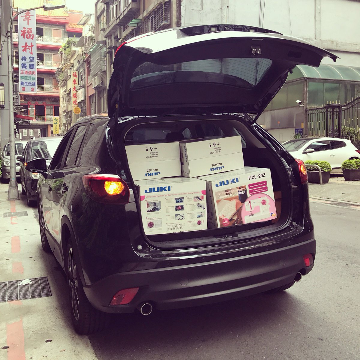 kaorihsm's tweet image. 滿車的 HZL-29Z，這一車剛好可以裝 20 台！入門縫紉機選擇一定要好好考慮這台啊！ #juki #kaorihsm #jukisewingmachine #sewing #sewingmachine #佳織縫紉 #縫紉 #縫紉機