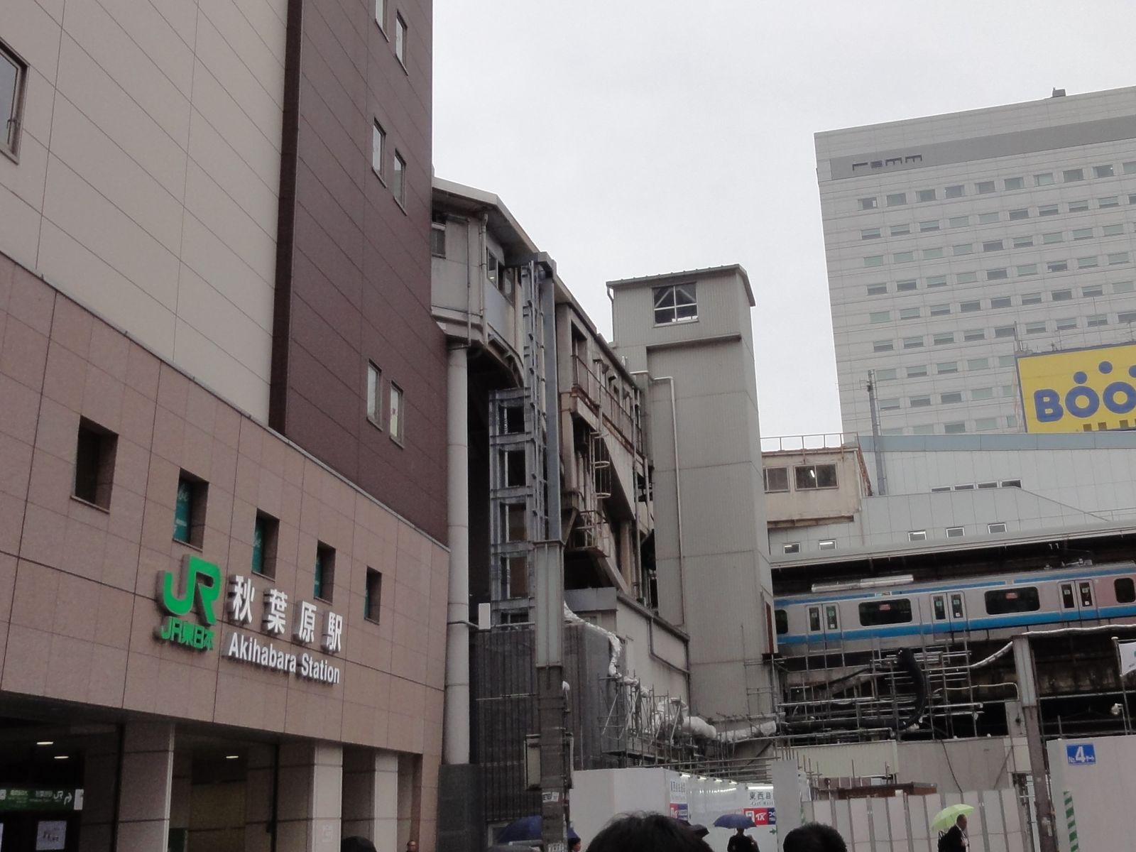 Twitter 上的 Ruby Emmeline 東京日帰り出張ついでのミニ聖地巡礼5 その2 秋葉原駅 電気街口 南側 その2 エロマンガ先生 17 11話 最近のアニメの電気街口 南側 らき すた 07 は改装前 エロマンガ先生 17 ではjr東日本秋葉原ビルの取壊し中です