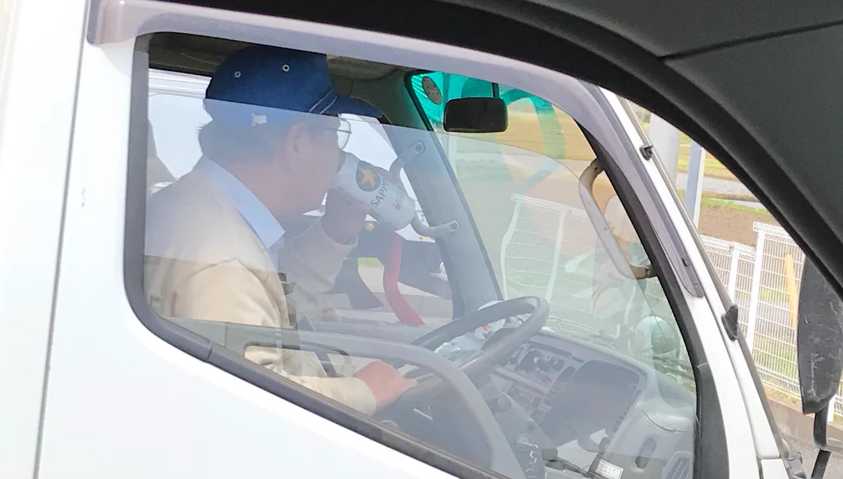 自然すぎて馴染んでるw田舎のじい様の平和さがすごいwww