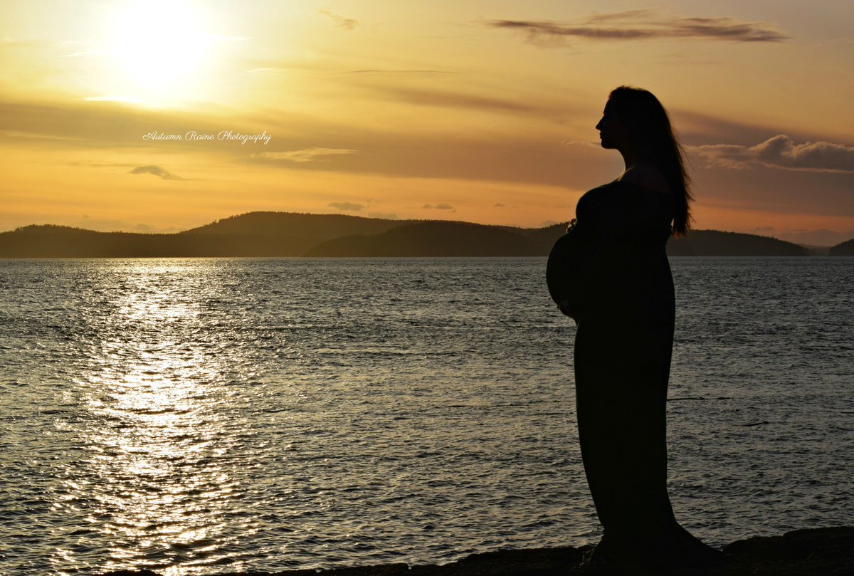 niomi73's tweet photo. Sunset maturnity photo shoots are some of my most favorite to capture.  #photography #maturnityphotos #pnw #momtobe #parents #love #babies #babyboy #sunets #sunsetphotography https://t.co/BPyspwFq56