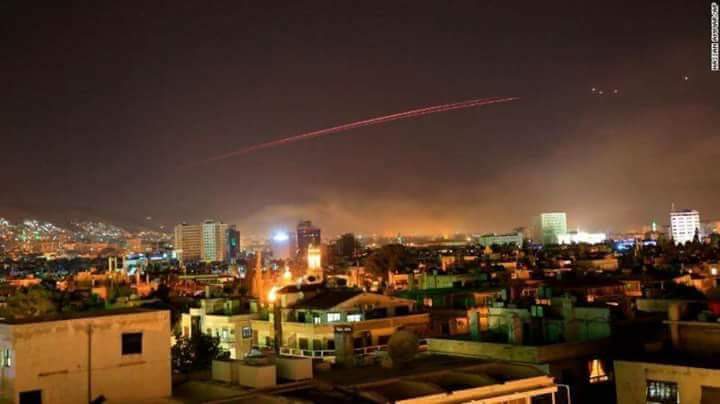 Fuera de fútbol.

Son las 4-5 de la mañana en Siria, suenan las alarmas por todas las ciudades, el cielo iluminado por las bombas lanzadas por Estados Unidos. Rusia hace 30 minutos envió a sus aviones a Damasco.
