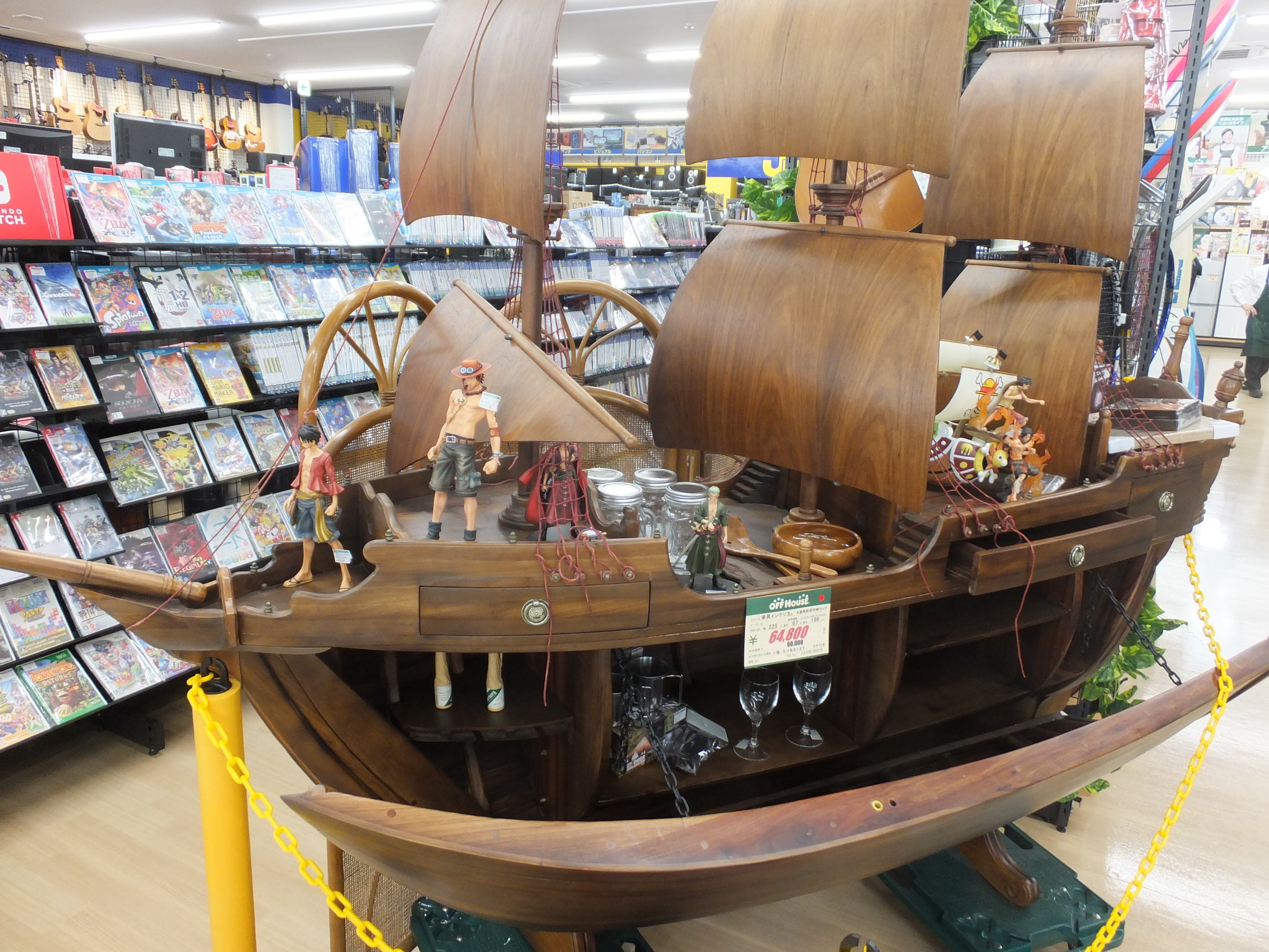 ハードオフ吉田インター店 こんにちは ハードオフ吉田インター店には海賊船 が展示しています ゴーイングメリー号ではないですが ルフィー エースなど多くのフィギュアが乗っています 笑 ワンピースのフィギュア集めています 結構多き船