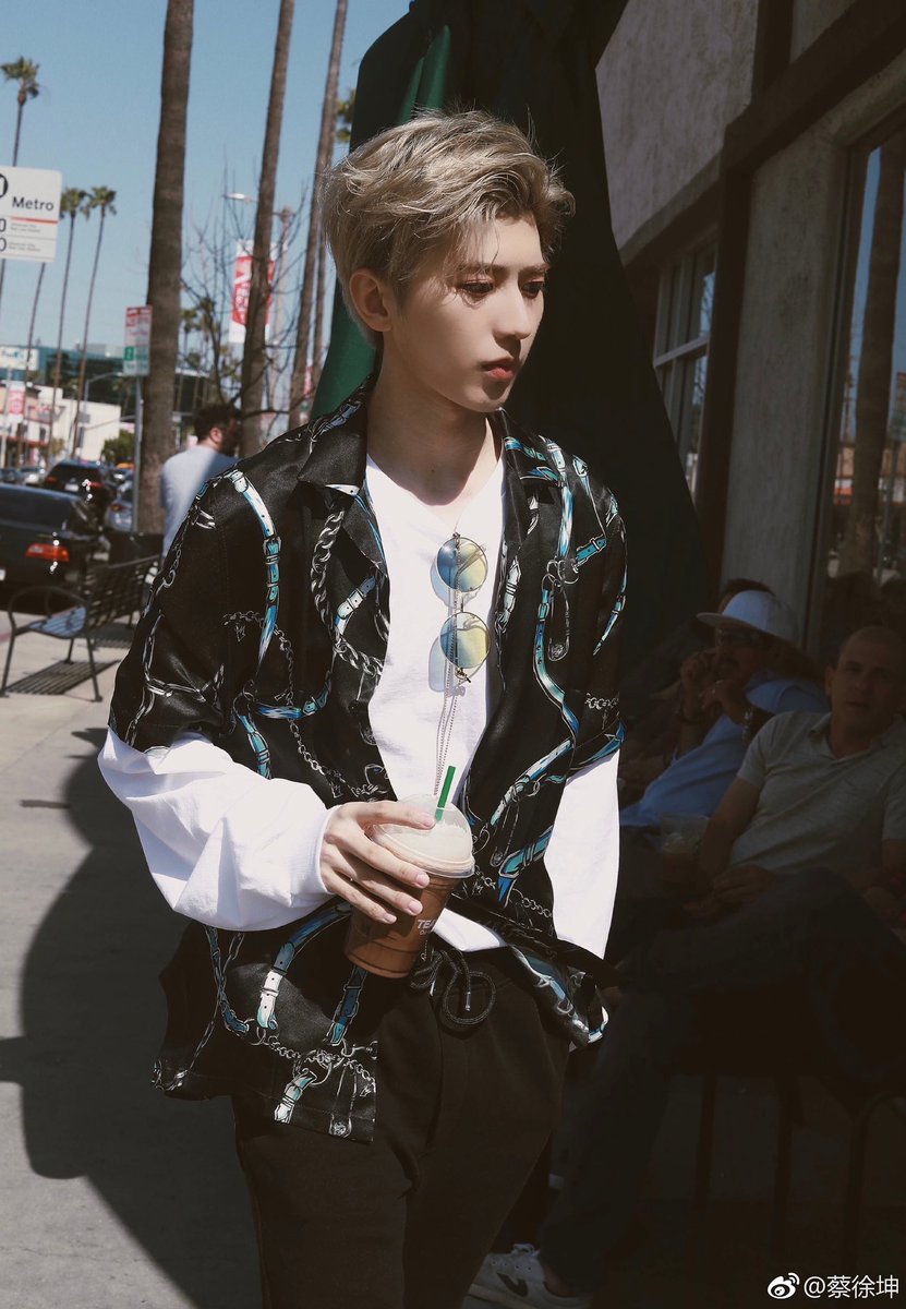 Kunsland0204's tweet photo. #CaiXukun #IdolProducer
#차이쉬쿤 #蔡徐坤 #偶像练习生 #우상연습생 #ช่ายสวี่คุน #NinePercent 
180413 [Weibo Update] What’s up LA.
Hope you enjoyed Universals~ https://t.co/nPCfLMgSU3