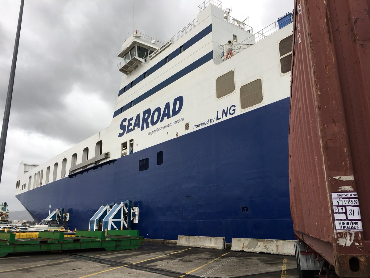 C180K's tweet photo. When does a boat become a ship? I’m pretty sure this a ship but still... #engineeringisamazing https://t.co/wTGEpYitHa