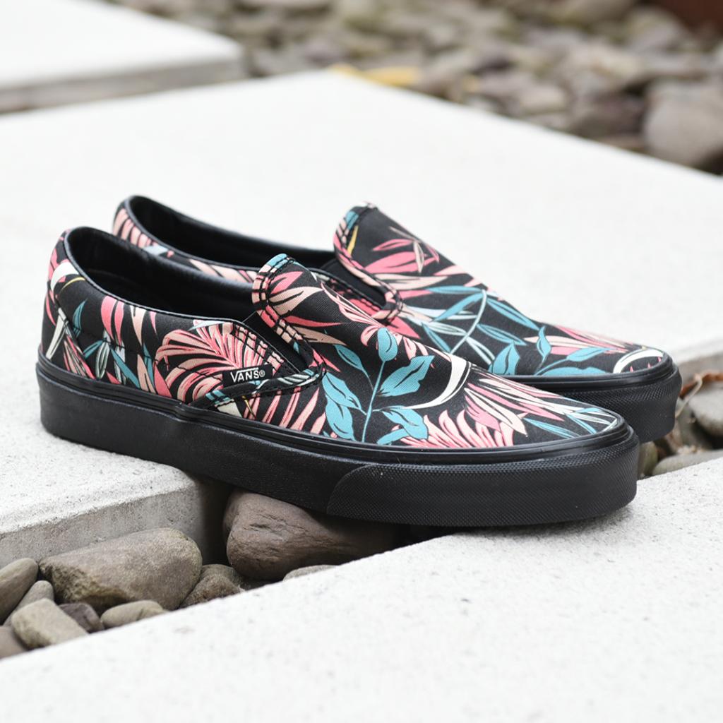 Foot Locker on Twitter "The weather is breaking! Women's Vans Slip On