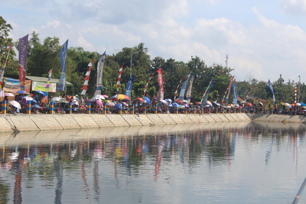 1. #MANCINGMANIA dalam rangka Hari Kartini ke 139 tk Kab.Blora hari ini di Embung Rowo Karangjati bersama ribuan ibu-ibu, dihadiri Bupati Djoko Nugroho <a href="/Djoko_Arief/">Bupati&Wabup Blora</a> 

"Dengan memancing massal semoga bisa meningkatkan konsumsi ikan bagi masyarakat" @PKKBlora <a href="/bdnrmj/">Bondan</a> <a href="/dkpjateng/">DKP Prov Jateng</a>