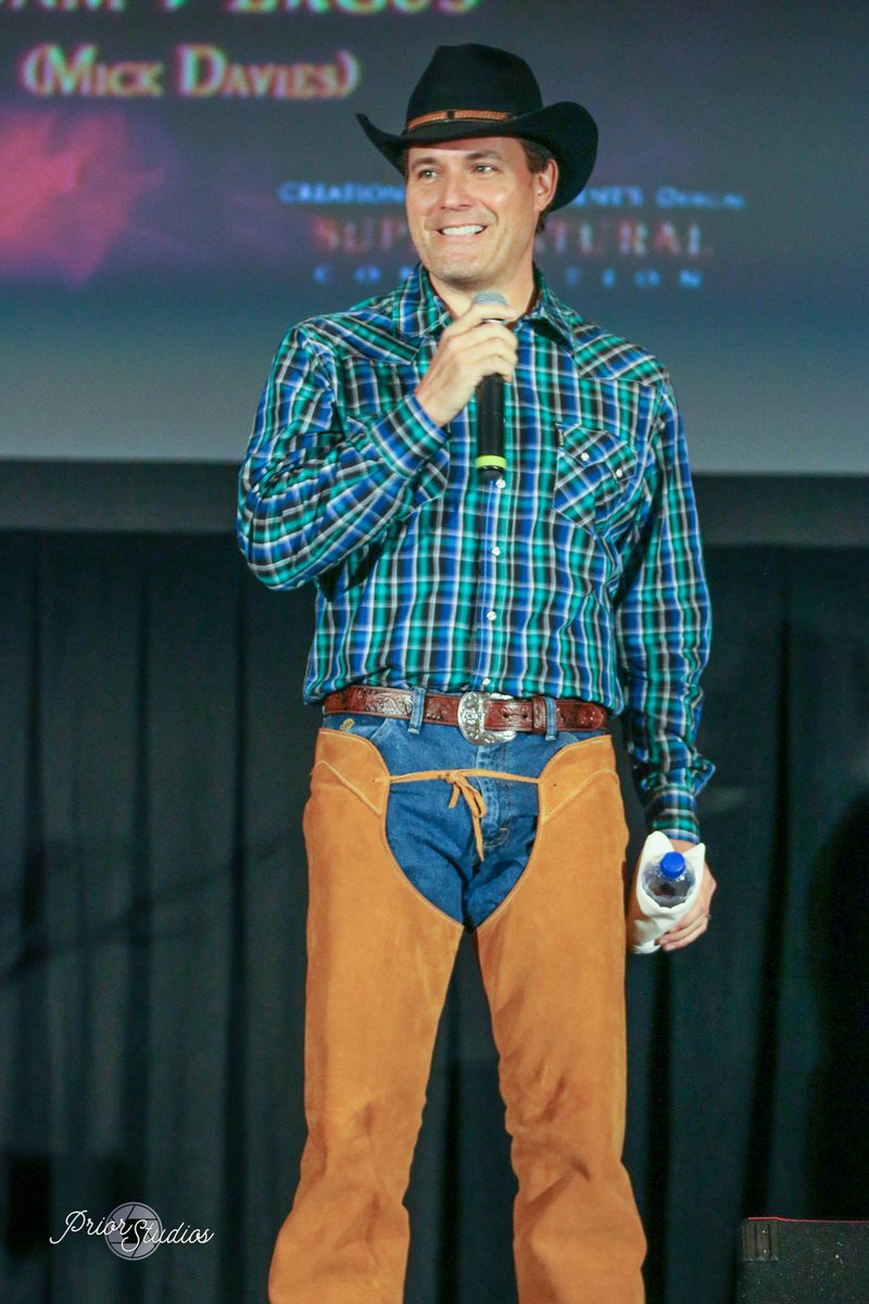 PriorStudios's tweet photo. .@DavidHaydnJones Friday panel... and yes, he did, in fact, wear chaps. #SPNNash https://t.co/fKgMhkOOJg