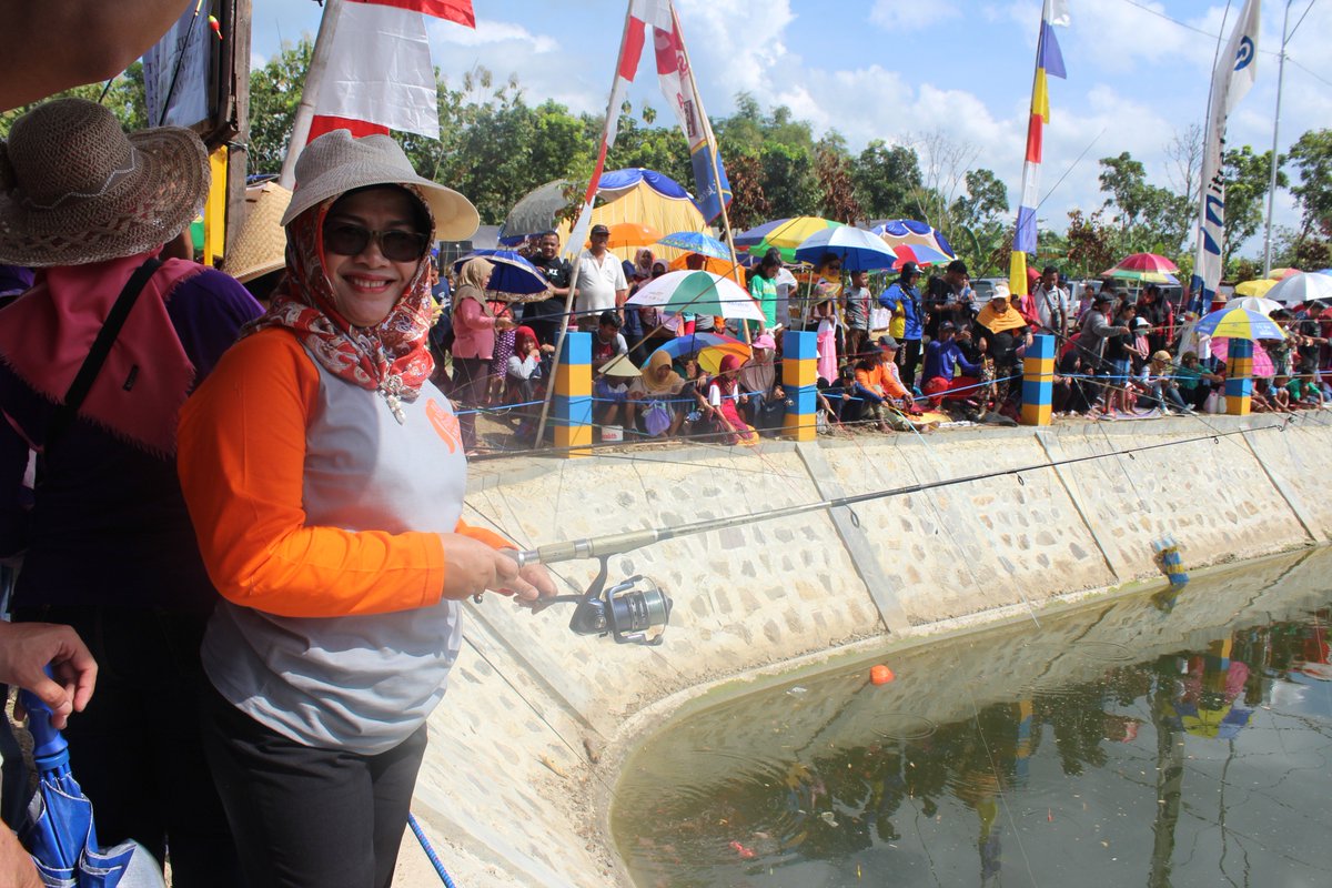 2. #MANCINGMANIA
Ibu Ketua Tim Penggerak @PKKBlora Dra. Hj. Umi Kulsum juga mengikuti mancing massal di Embung Rowo bersama seluruh organisasi wanita se Kabupaten Blora.. ada demo masak ikan juga, seru dan menyenangkan

<a href="/Djoko_Arief/">Bupati&Wabup Blora</a> <a href="/AriefRohman838/">Arief Wabup Blora</a> <a href="/bdnrmj/">Bondan</a> <a href="/dkpjateng/">DKP Prov Jateng</a> <a href="/humasjateng/">Humas Jateng</a>