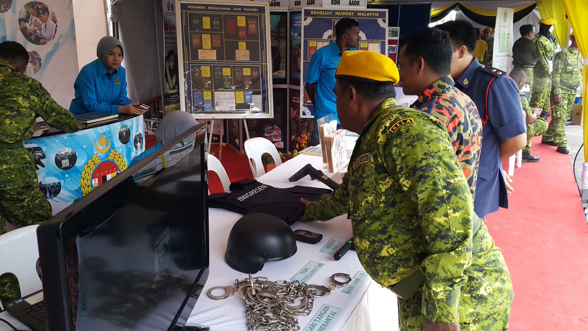 Rela_Jerantut's tweet photo. Retweeted RELA Malaysia (@relamalaysia):
#live Sekitar pameran di #HUT46 Perak. Jom ramai-ramai kita dapatkan pelbagai perkhidmatan kaunter yang ada. #RELASetia4Negaraku @KDNPUTRAJAYA https://t.co/pvY0IwEkJ8