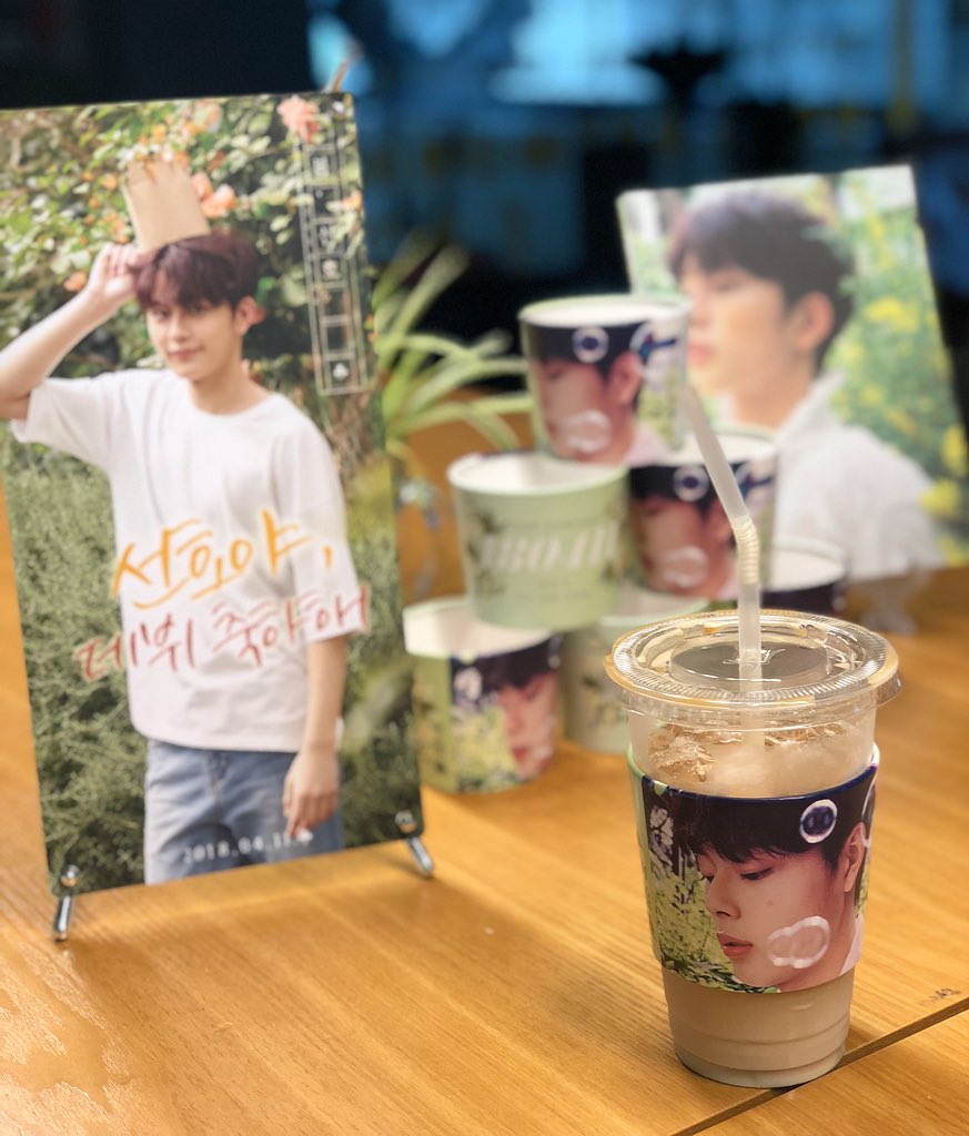 1nonlYSH's tweet photo. #유선호컵홀더_인증이벤트
#홍대 #그랑주 #유선호 #데뷔축하해

여기저기 유선호파티라서 너무 행복쓰☘️
테이블에 있는 손님들 전부 선호컵홀더 끼운채 음료드시고 계시는데 괜히 자랑스러웠어요

@seeyooseon 이벤트 너무 감사해요💛 https://t.co/WTFV1BWfJ1